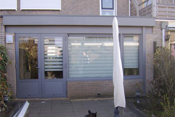 Aanbouw met dubbele naar buiten opendraaiende deur